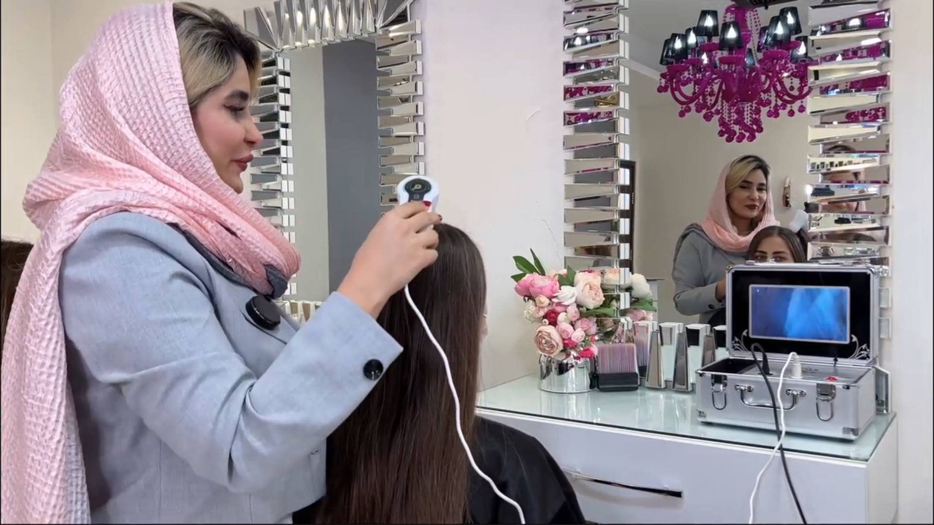 پاکسازی و لایه برداری (اسکراب) اسکالپ سر در سعادت آباد، رویکرد علمی به سلامت مو و پوست سر
